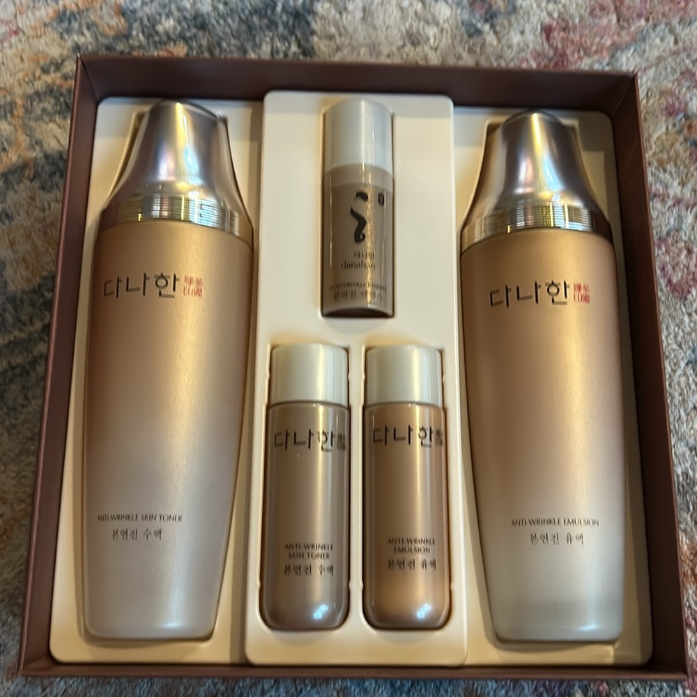Danahan skincare set.  Anti-wrinkle